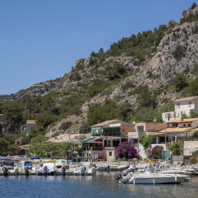 Guided boat tour from the Cassis harbor of 8 Calanques